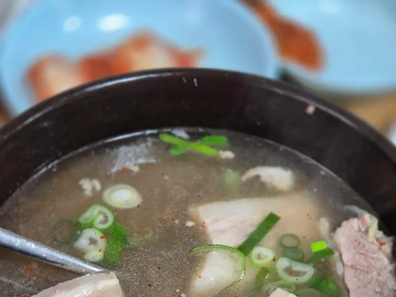 맑고 깊은 맛의 돼지국밥 국물