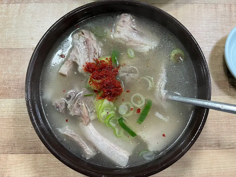 다진 양념을 푼 돼지국밥