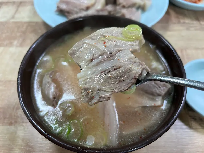 수저 위에 올려진 수육