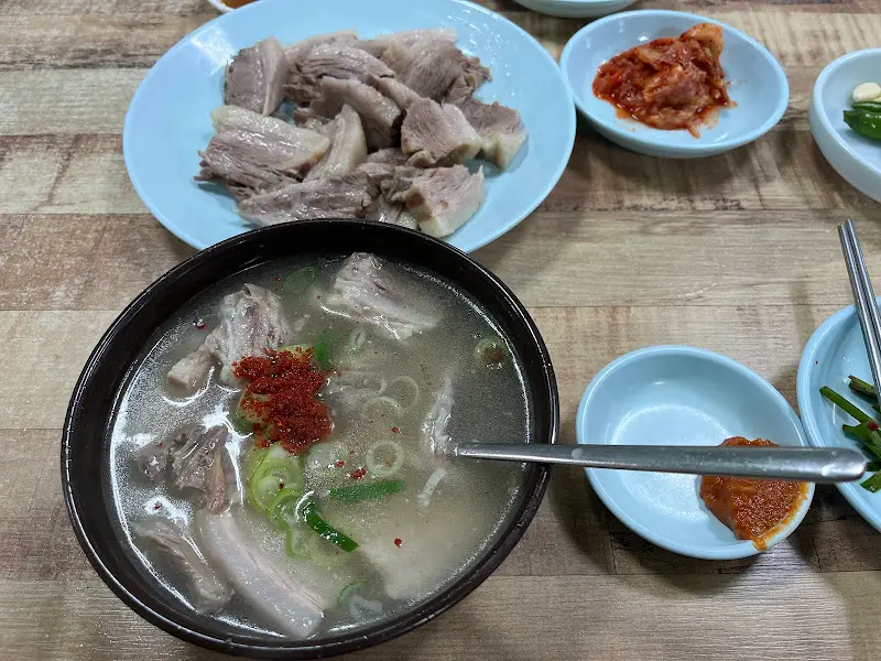 수육 백반 전체 샷