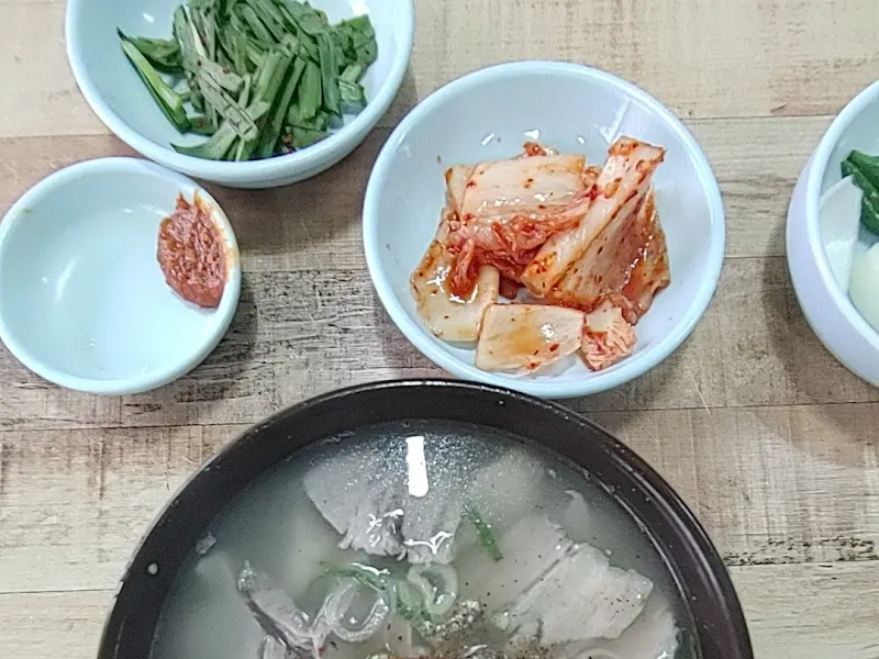 국밥에 부추를 넣어 먹는 모습