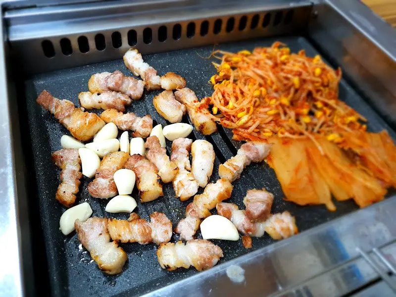 불판 위 삼겹살, 김치, 콩나물, 마늘