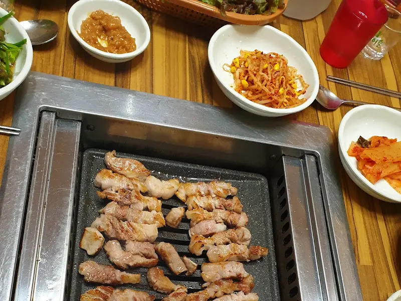 다 익은 삼겹살과 밑반찬