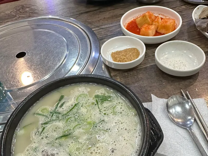 기본 반찬이 세팅된 테이블