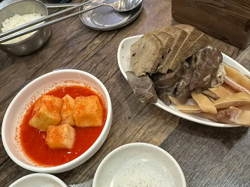 윤기가 흐르는 머릿고기