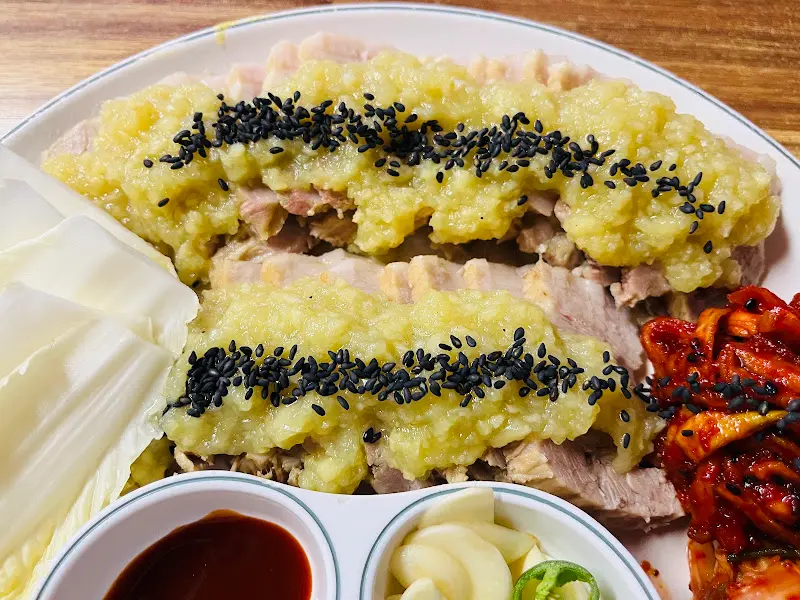 마늘 소스가 듬뿍 올려진 마늘보쌈