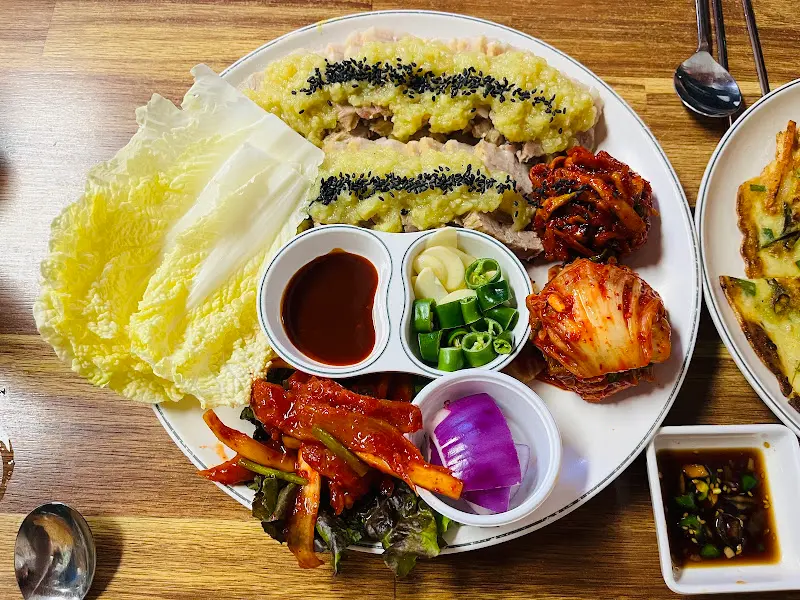 배추에 싸 먹는 마늘보쌈