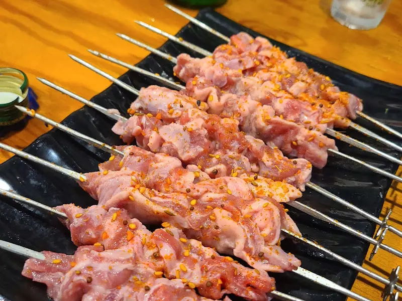 쯔란이 듬뿍 뿌려진 신선한 양꼬치