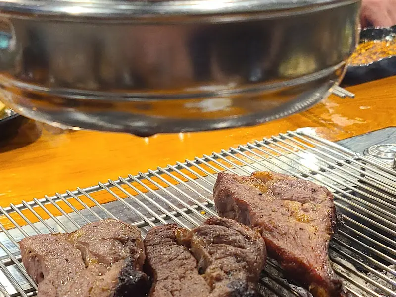 숯불 위에서 구워지는 양갈비