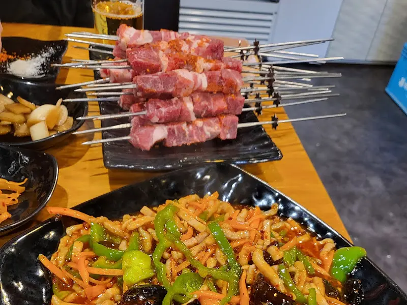 푸짐하게 쌓여 있는 양꼬치