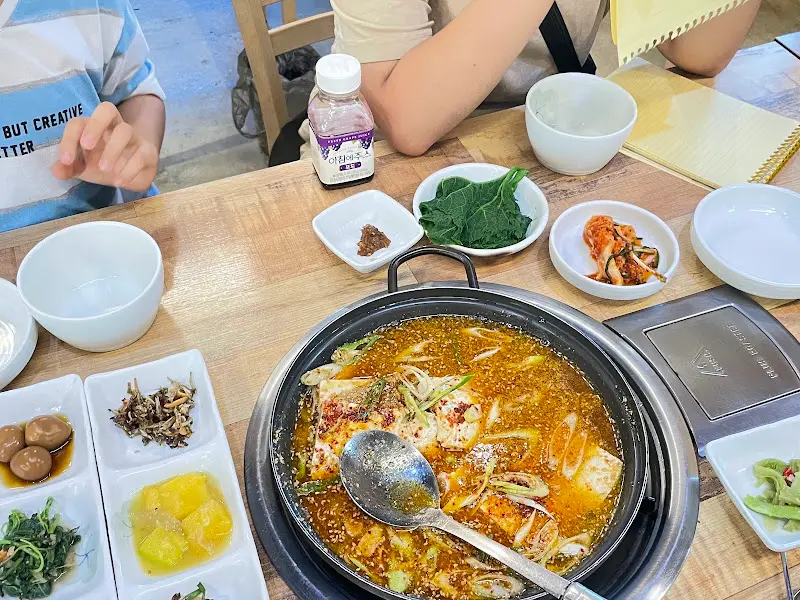 짜박두부와 다양한 반찬이 차려진 식탁