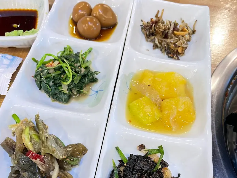 클로즈업된 밑반찬들