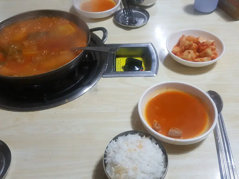 곱창전골과 깍두기