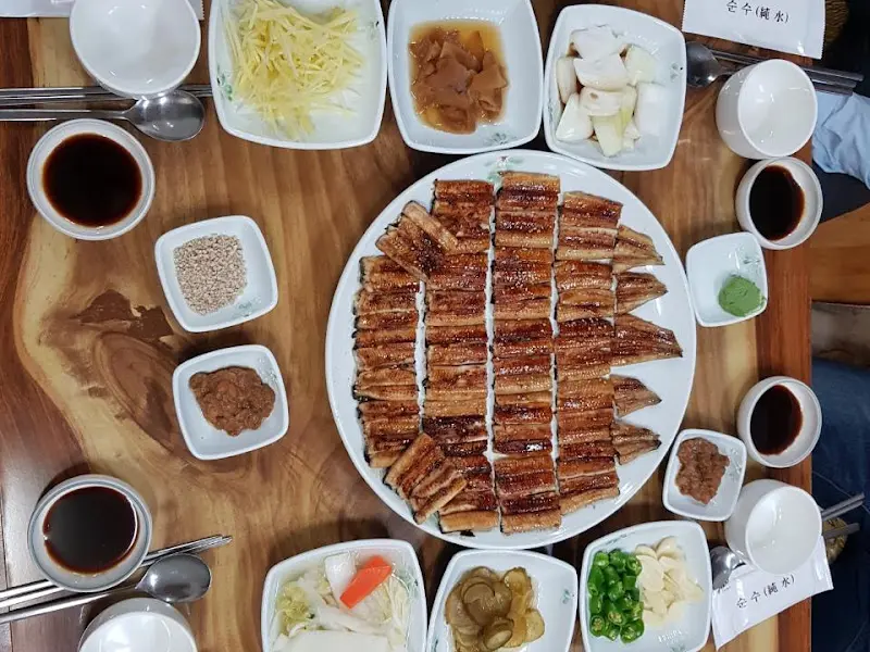 깔끔한 밑반찬과 장어구이 한 상