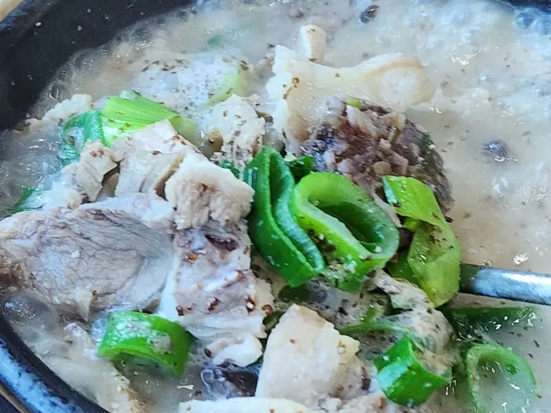 푸짐한 순대국의 비주얼