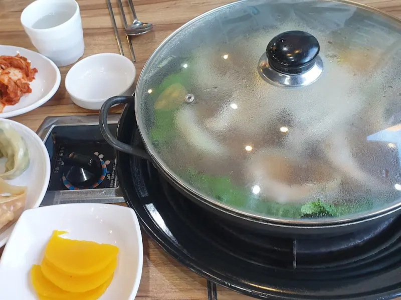 만두전골 냄비와 기본 반찬