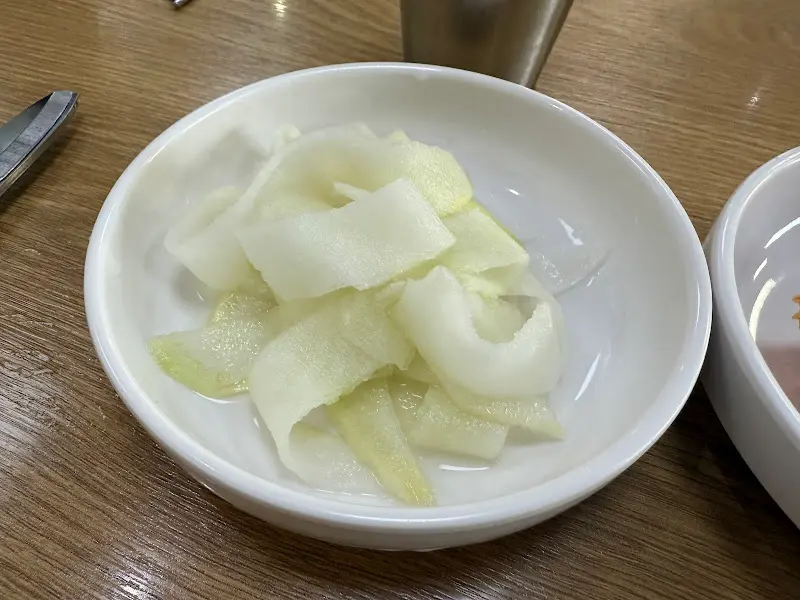 청송함흥냉면의 오이절임