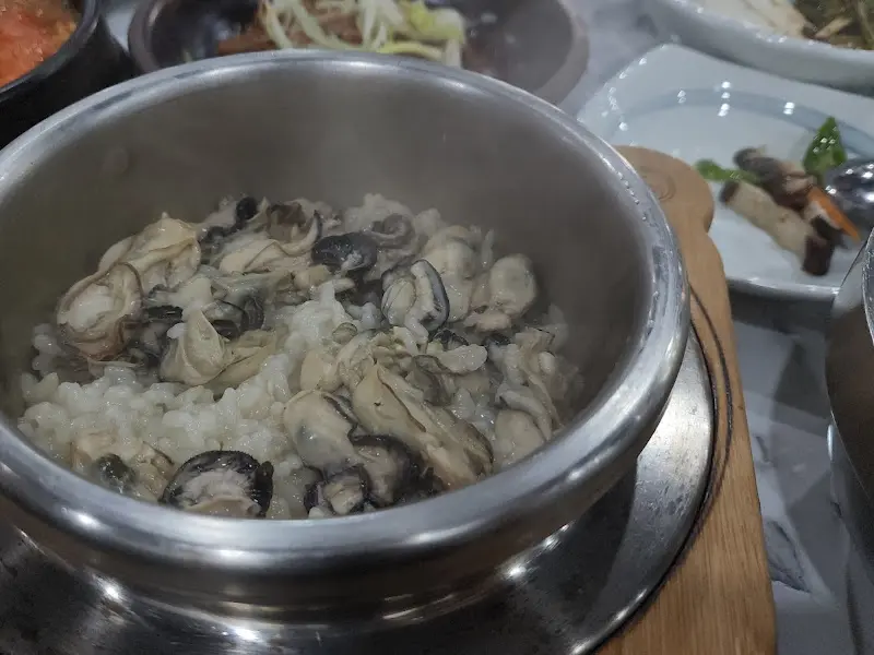 굴이 듬뿍 들어간 굴밥