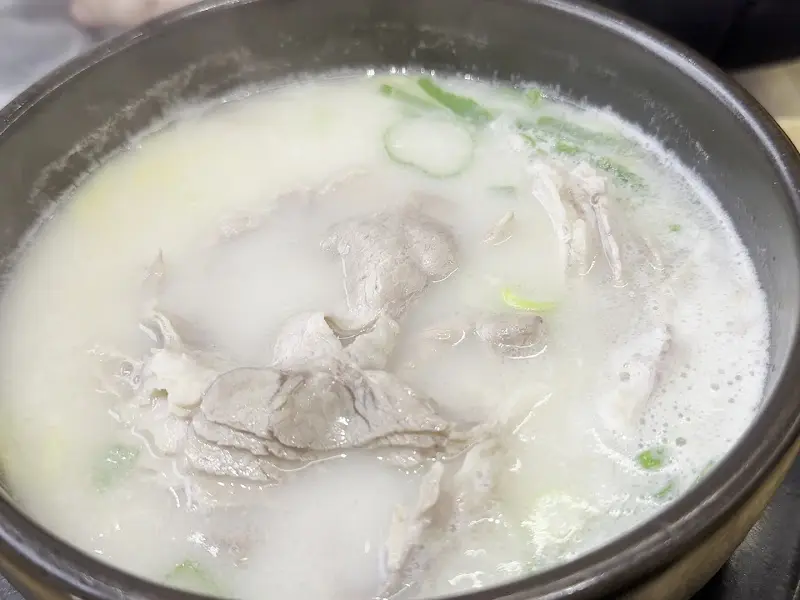 뽀얀 국물에 얇게 썰린 고기가 듬뿍 담긴 돼지국밥