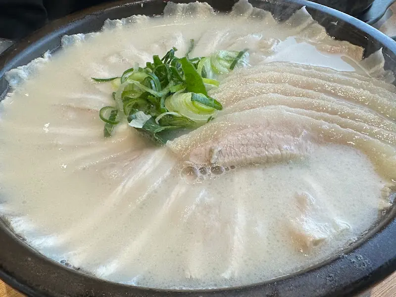 얇게 슬라이스된 돼지고기가 보기 좋게 담겨 나온 돼지국밥