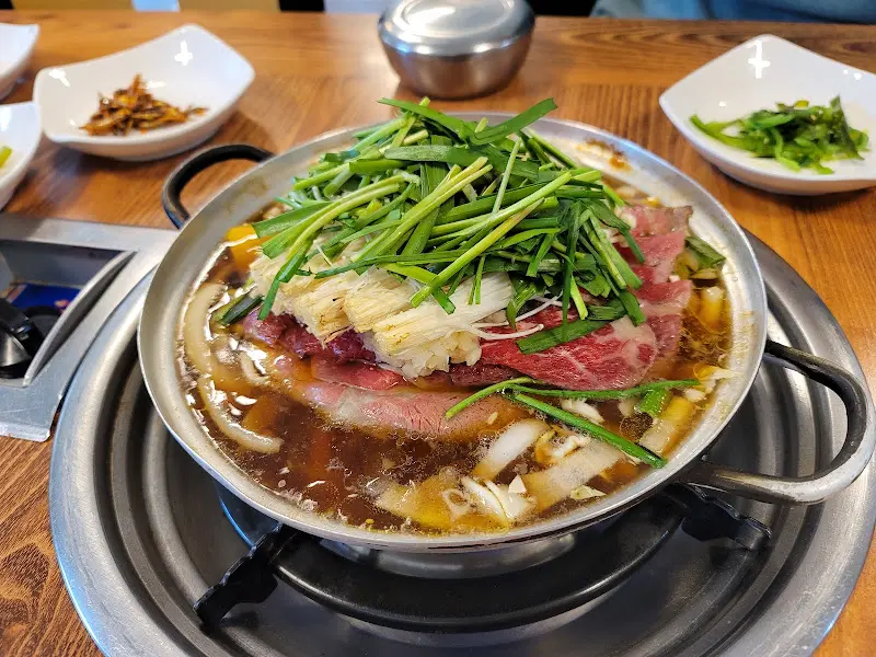 테이블 위에서 보글보글 끓고 있는 산더미 불고기