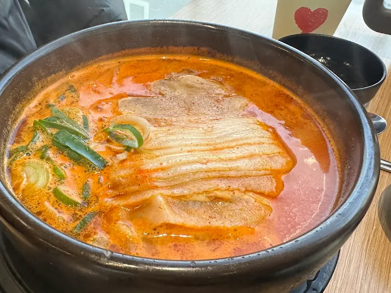 얼큰한 국물에 고기가 듬뿍 들어간 얼큰 돼지국밥
