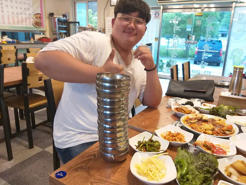 만족스러운 식사를 마치고 엄지척