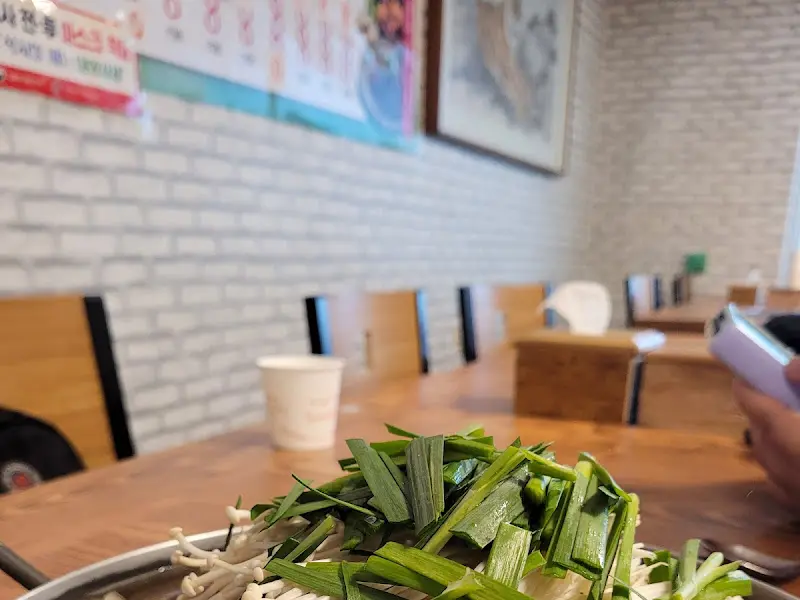 테이블에서 바라본 산더미 불고기