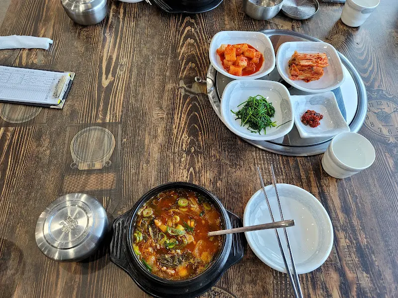 뚝배기 안에서 보글보글 끓고 있는 우거지탕