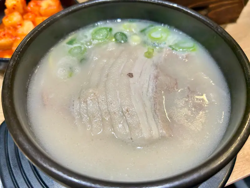 뽀얀 국물에 고기와 파가 올려진 돼지국밥