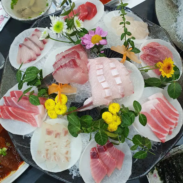 다채로운 색감과 신선함이 돋보이는 음식들