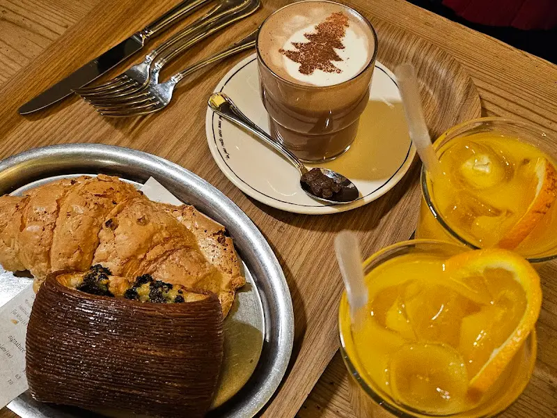 크리스마스 분위기를 더하는 커피와 빵