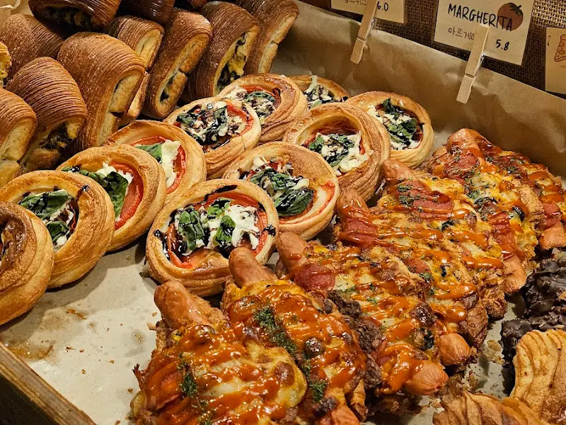 다양한 종류의 빵들이 진열된 모습