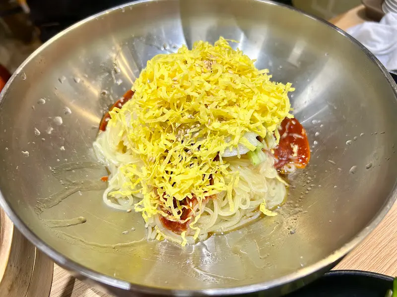 양념과 고명이 듬뿍 올려진 비빔밀면