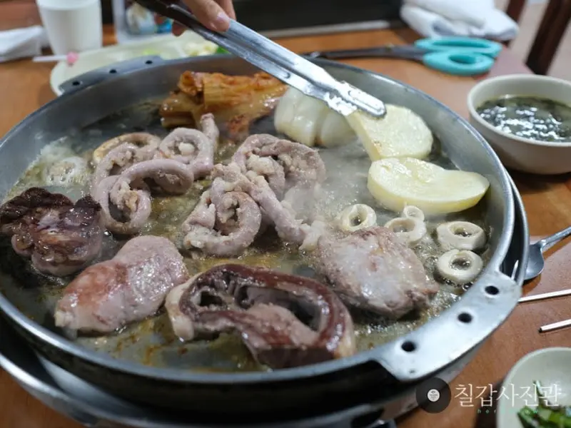 곱창을 자르는 모습