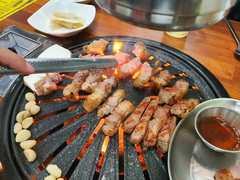 삼겹살 굽는 모습