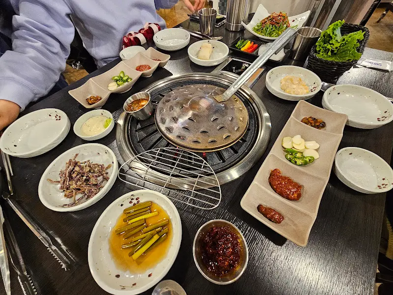 다양한 쌈 채소와 밑반찬이 차려진 테이블