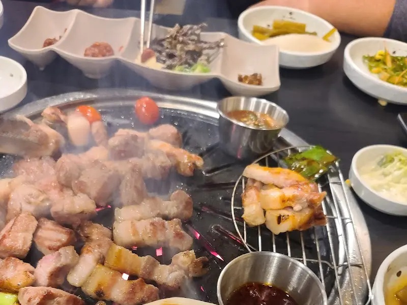 불판 위에서 익어가는 흑돼지 오겹살