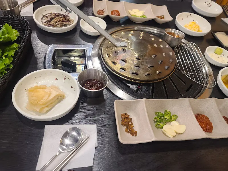 다양한 소스와 쌈 채소