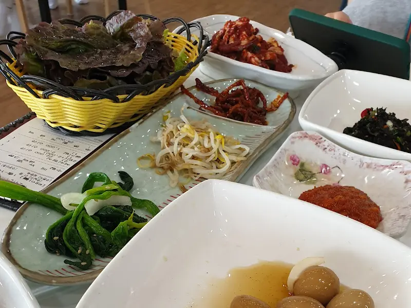 싱싱한 채소가 가득한 쌈 채소