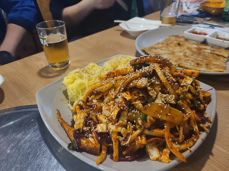 푸짐한 오징어볶음 한 상 차림