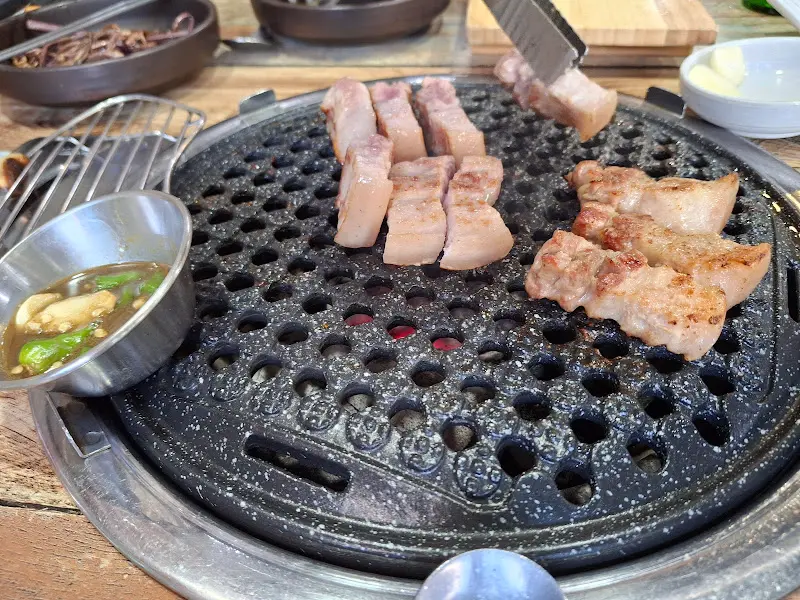 숯불 위에서 익어가는 생갈비살