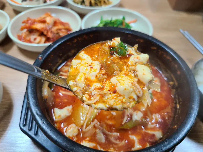 숟가락으로 떠올린 순두부찌개