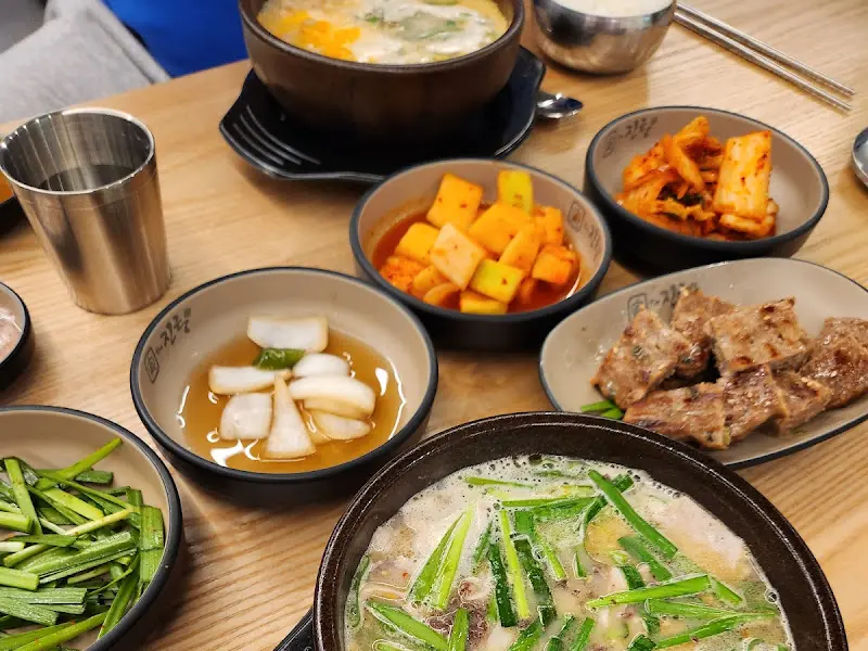 다양한 밑반찬과 순대국밥