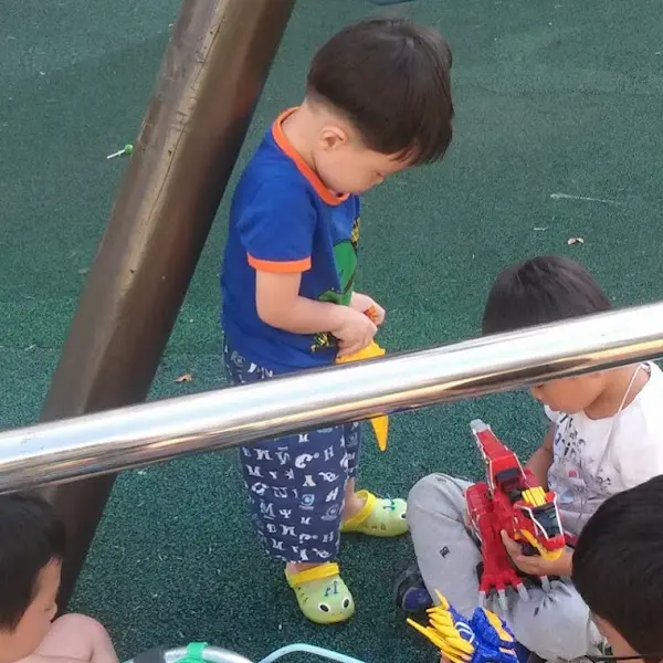 놀이터에서 놀고 있는 아이들