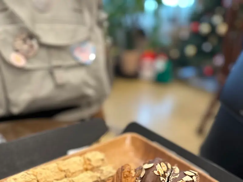 나무 쟁반에 담긴 빵