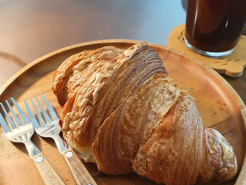 크루아상과 커피