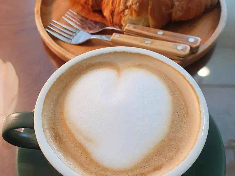 크루아상과 하트 라떼