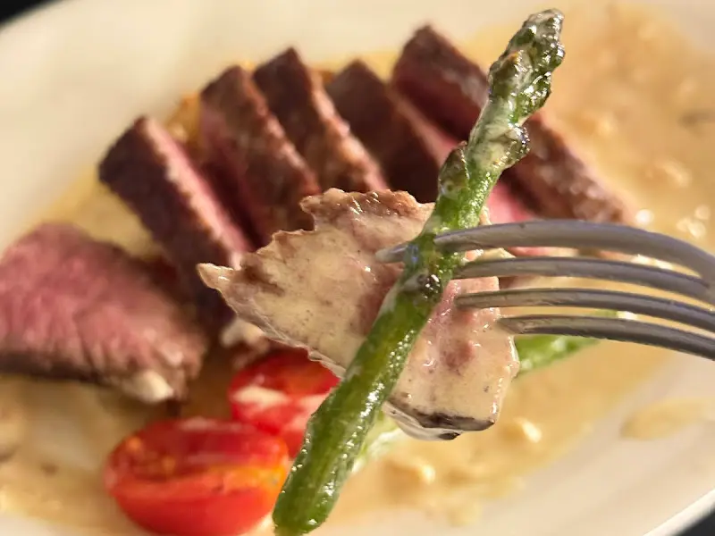 수비드 다이앤 스테이크 근접 샷