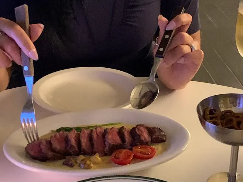 스테이크를 즐기는 모습